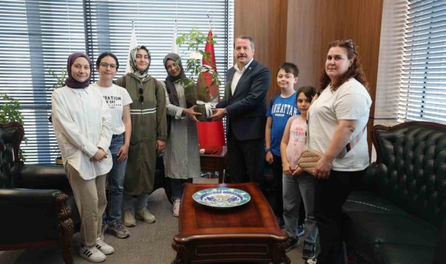 Ek atama bekleyen öğretmen adayları, Eğitim-Bir-Sen Genel Başkanı Yalçın'ı ziyaret etti