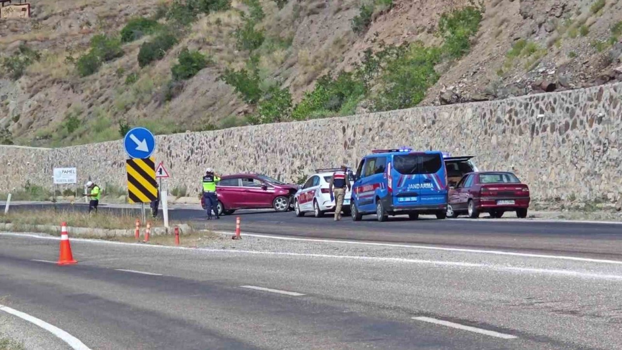 Direksiyon hakimiyetini kaybeden sürücü duvara çarptı