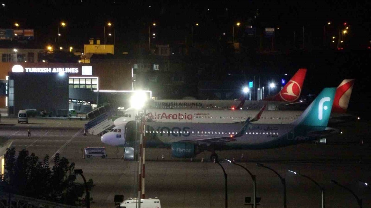 Trabzon-Cidde seferi yapan uçak kalkıştan 8 dakika sonra acil iniş yaptı
