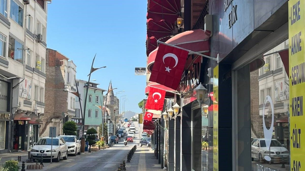 Esnafa Türk bayrağı hediyesi