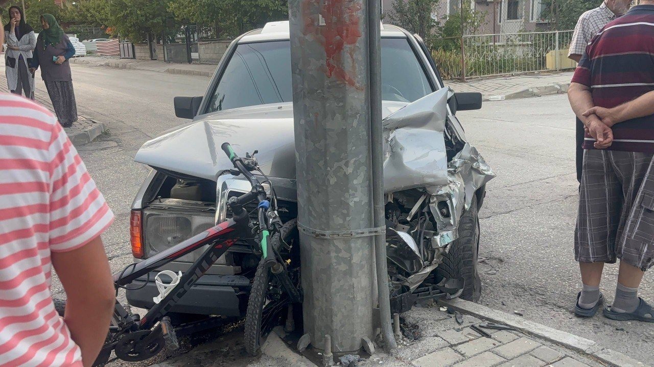 Erzincan’da iki otomobil çarpıştı, yoldan geçen bisikletli çocuk yaralandı
