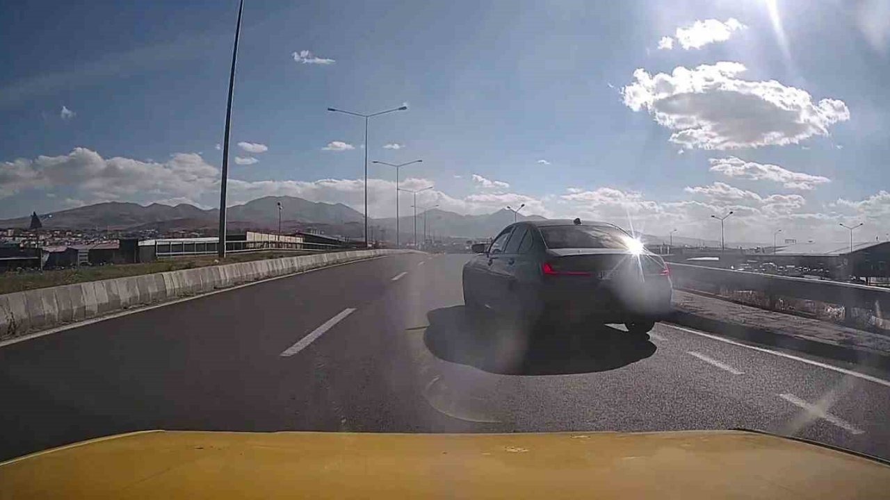 Erzurum-Artvin karayolunda tehlikeli anlar: Kontrolsüz şekilde ana yola çıkan araç kazaya neden oluyordu
