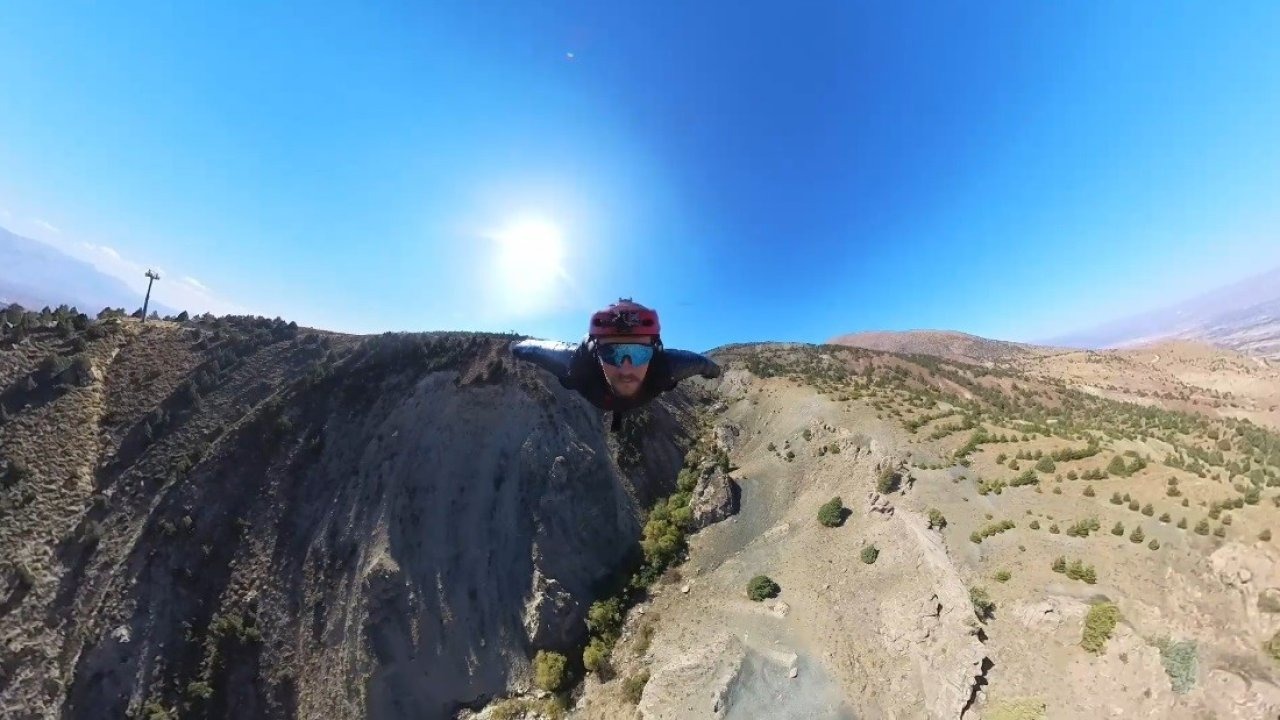 İrlandalı sporcunun 2000 metreden wingsuit atlayışı nefes kesti