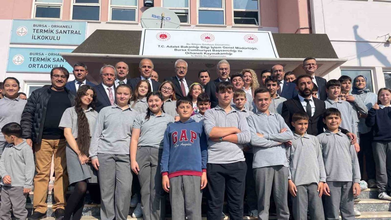 Köy okulu çocuklarının bilgisayar sevinci