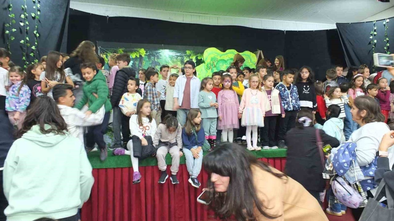 Balıkesir’de amatörlerin oyunu ayakta alkışlandı