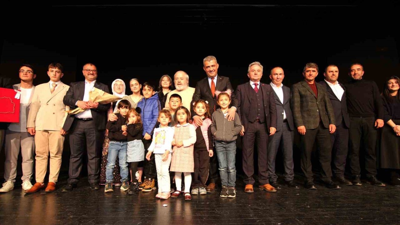 "Bir Gün Değil Bir Gül’dür Öğretmen"  ayakta alkışlandı