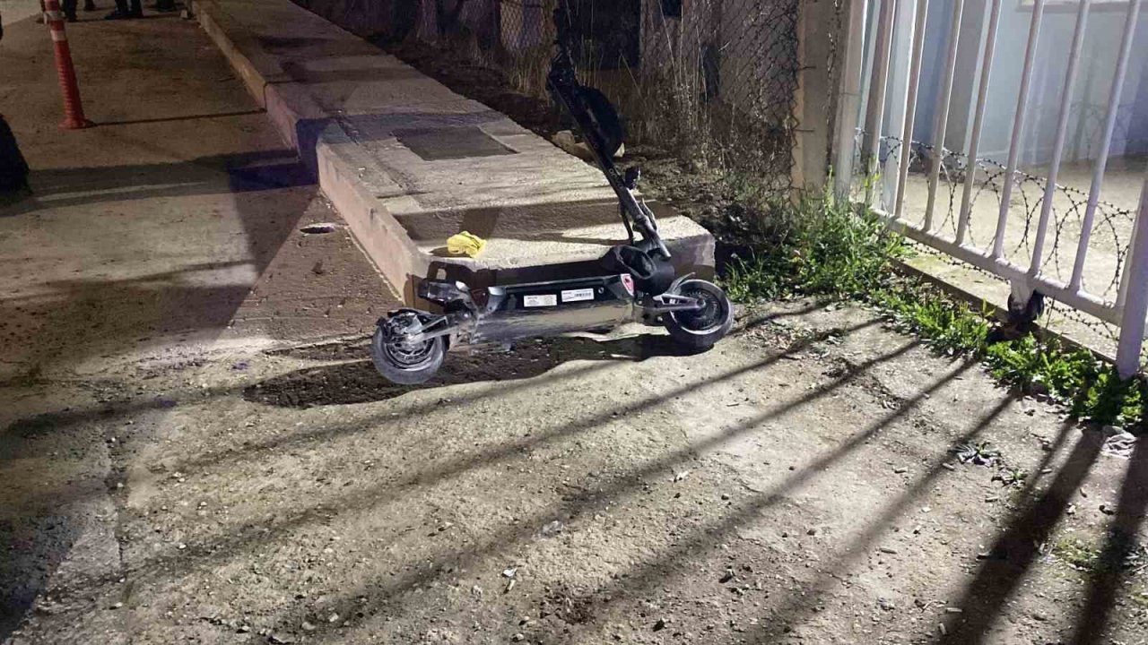 Çarpışmanın etkisiyle başını kaldırıma vurdu, ağır yaralandı