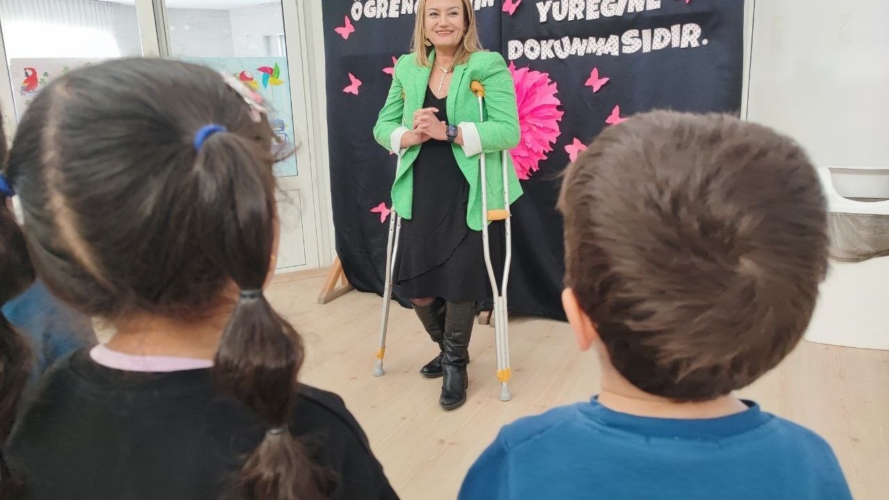 Doğuştan koltuk değneğine mahkumdu, yılmadı öğretmen oldu