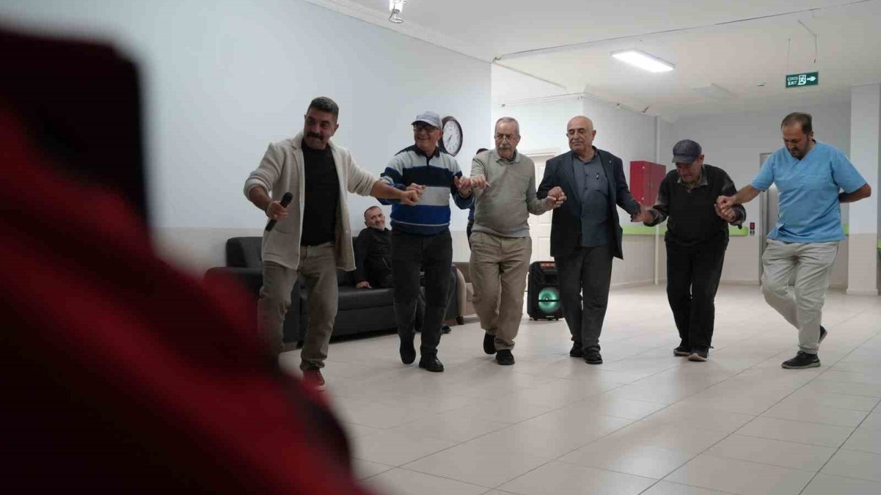 Huzurevi sakinleri keyifli bir gün geçirdi