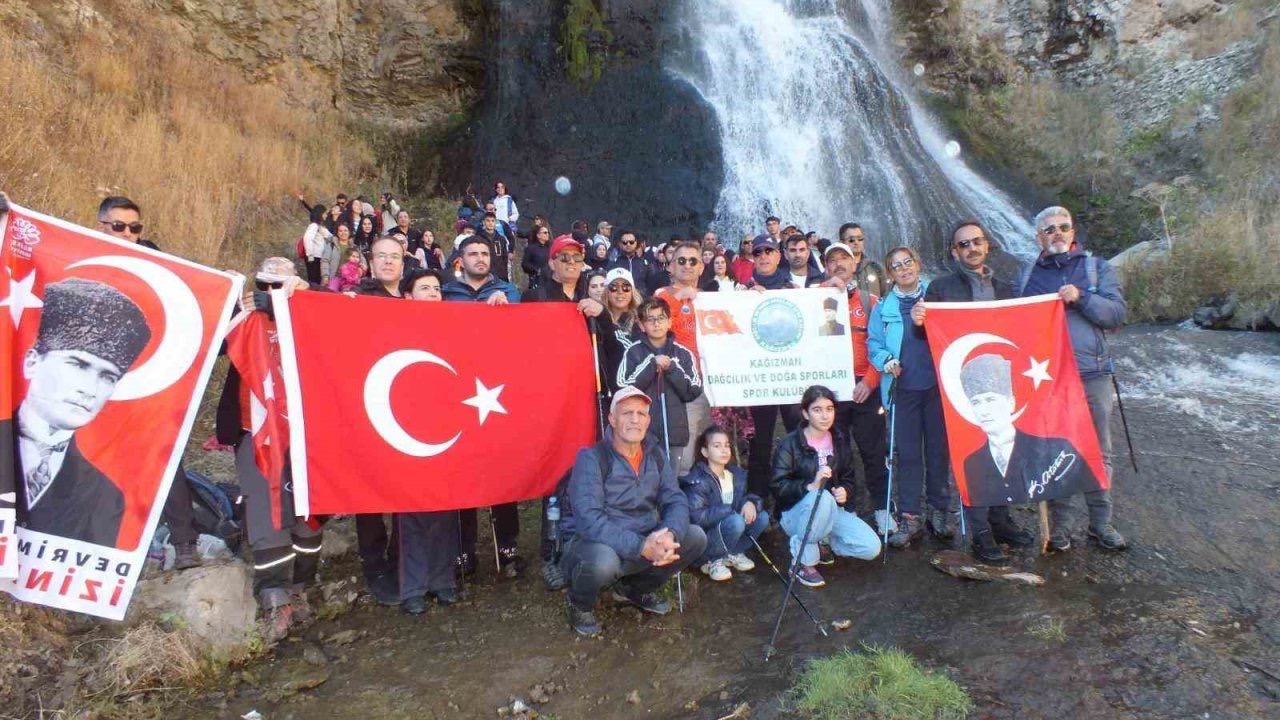 Kars’ta 100 dağcı Susuz Şelalesi’ne yürüdü