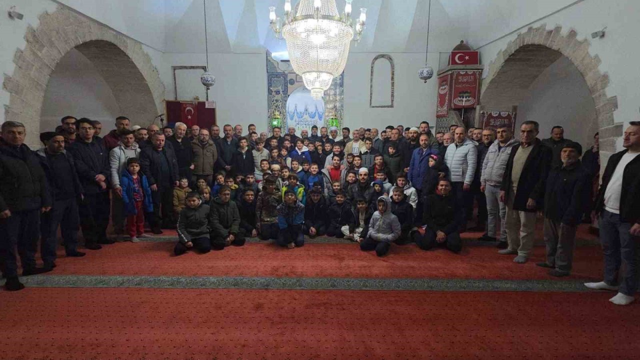 Kütahya’da "Gençler Camide, Alınlar Secdede" buluşması yoğun katılımla gerçekleşti