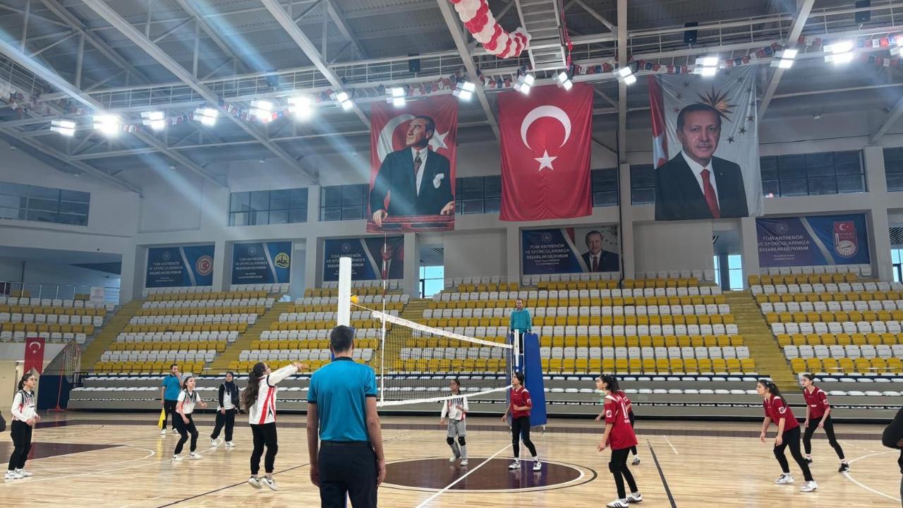 Okul Sporları Yıldızlar Voleybol Müsabakaları tamamlandı