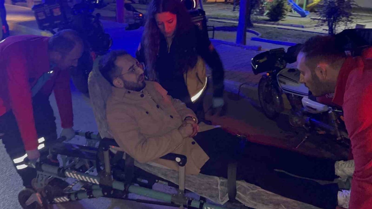 Parkta otururken tanımadığı şahıs tarafından bıçaklandı