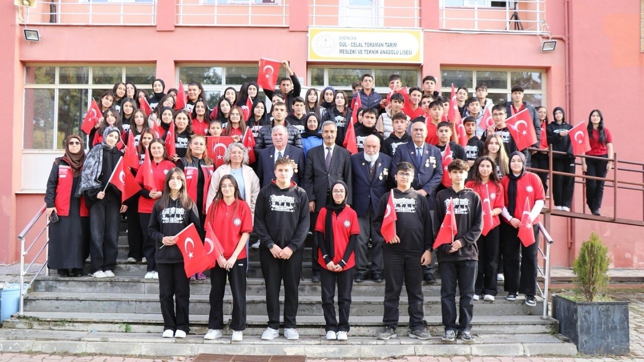 Şehit yakınları ve gaziler öğrencilerle buluştu