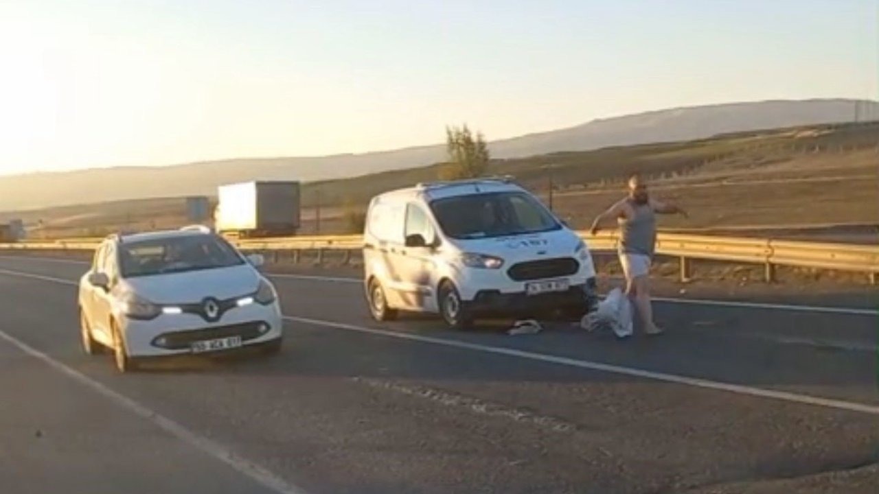 Trafiği birbirine kattı, araçların üzerine atladı, cam kırdı