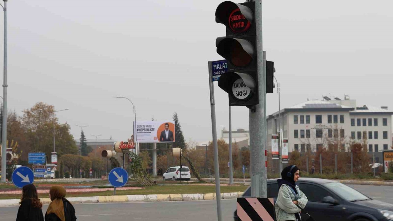 Türkiye’de ilk uygulama: Trafik sinyalizasyonlarında "Şiddete Hayır" ve "Kadına Saygı" mesajı