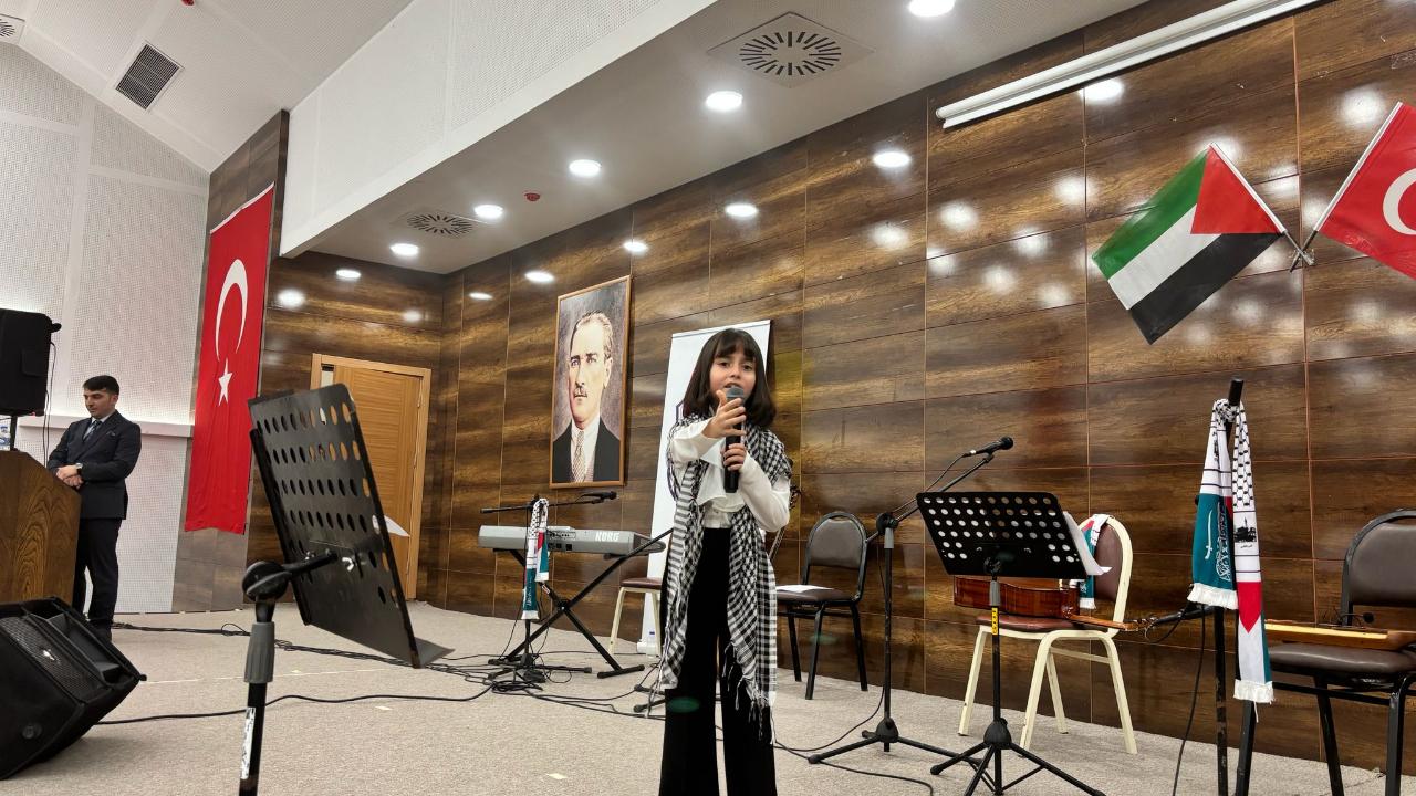 Bayburt'ta kalpler Filistin için çarptı: Öğrenci ve velilerden anlamlı konser