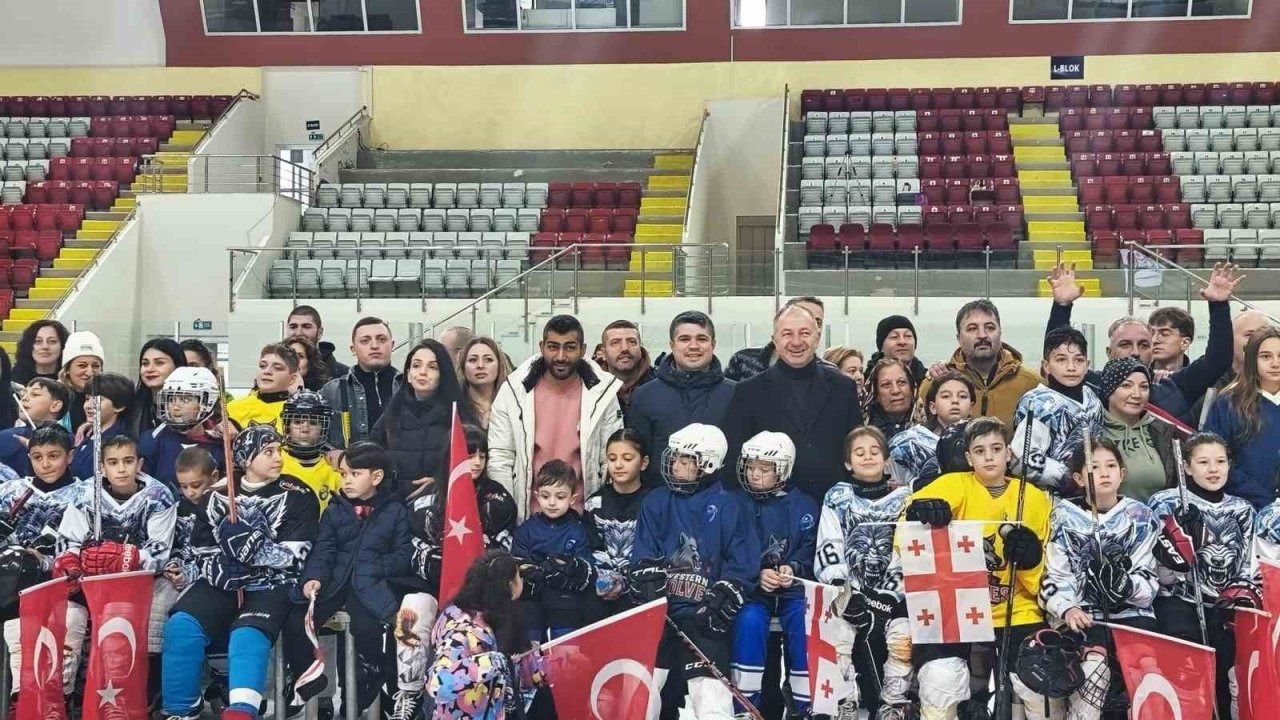 Buzda dostluk rüzgarı esti