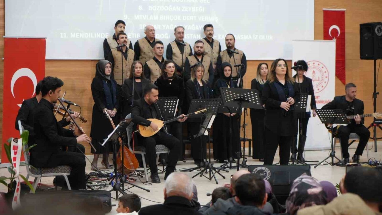 Öğretmenlerden türkü ziyafeti