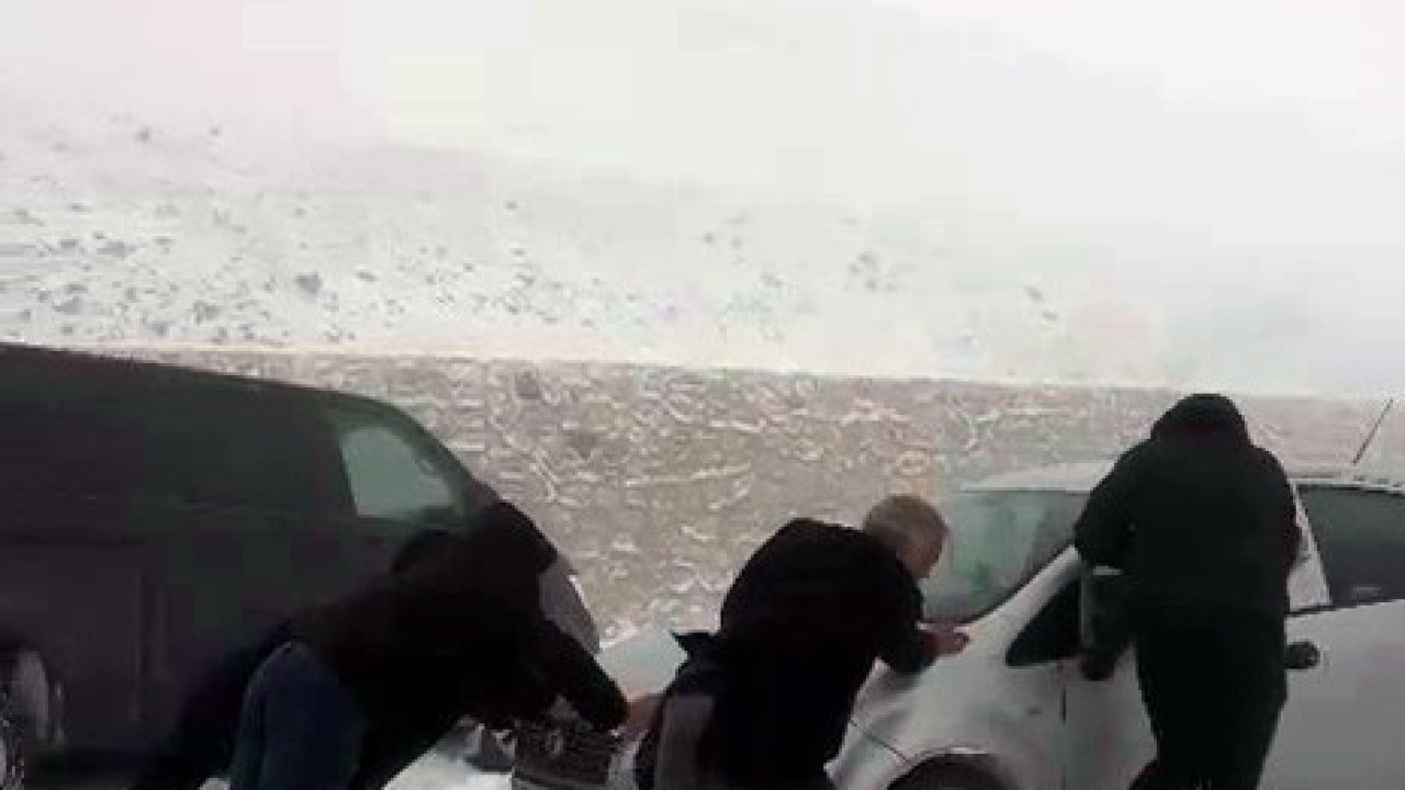 Palandöken geçidinde ulaşıma kar engeli