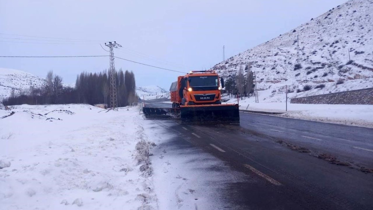 Bayburt’u çevre illere bağlayan yollarda karla mücadele sürüyor