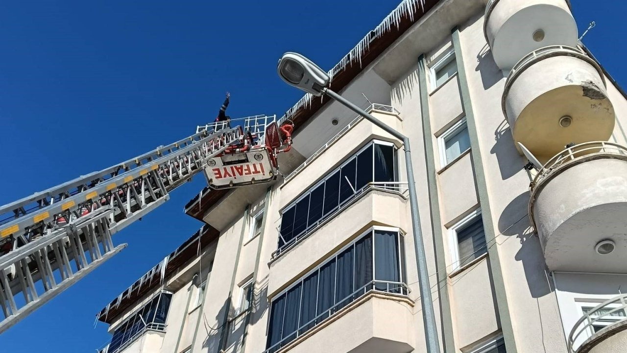 Buz sarkıtları temizleniyor