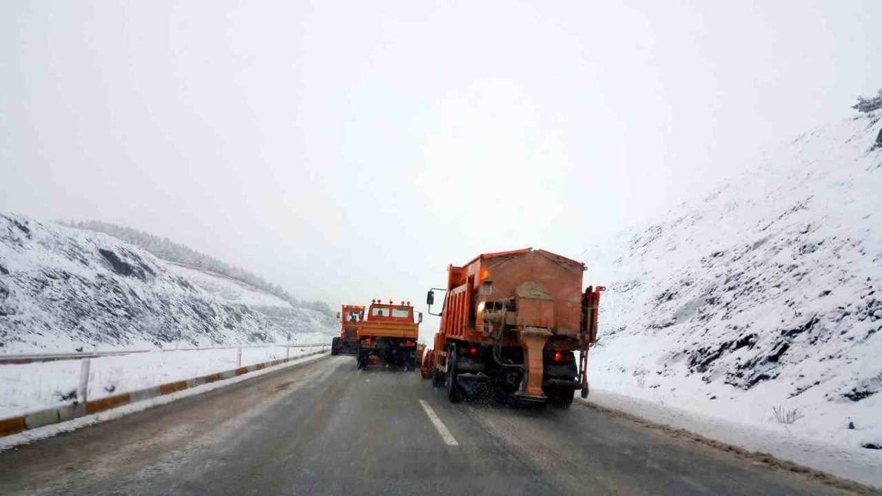 Erzincan-Sivas ve Gümüşhane yolunda kar çilesi
