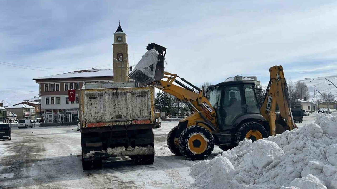Gökçedere’de karla mücadele çalışmaları sürüyor