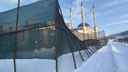 Tenis kortu kara dayanamadı!