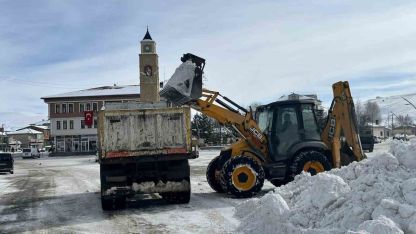 Bayburt’un ilçe ve beldelerinde karla mücadele sürüyor