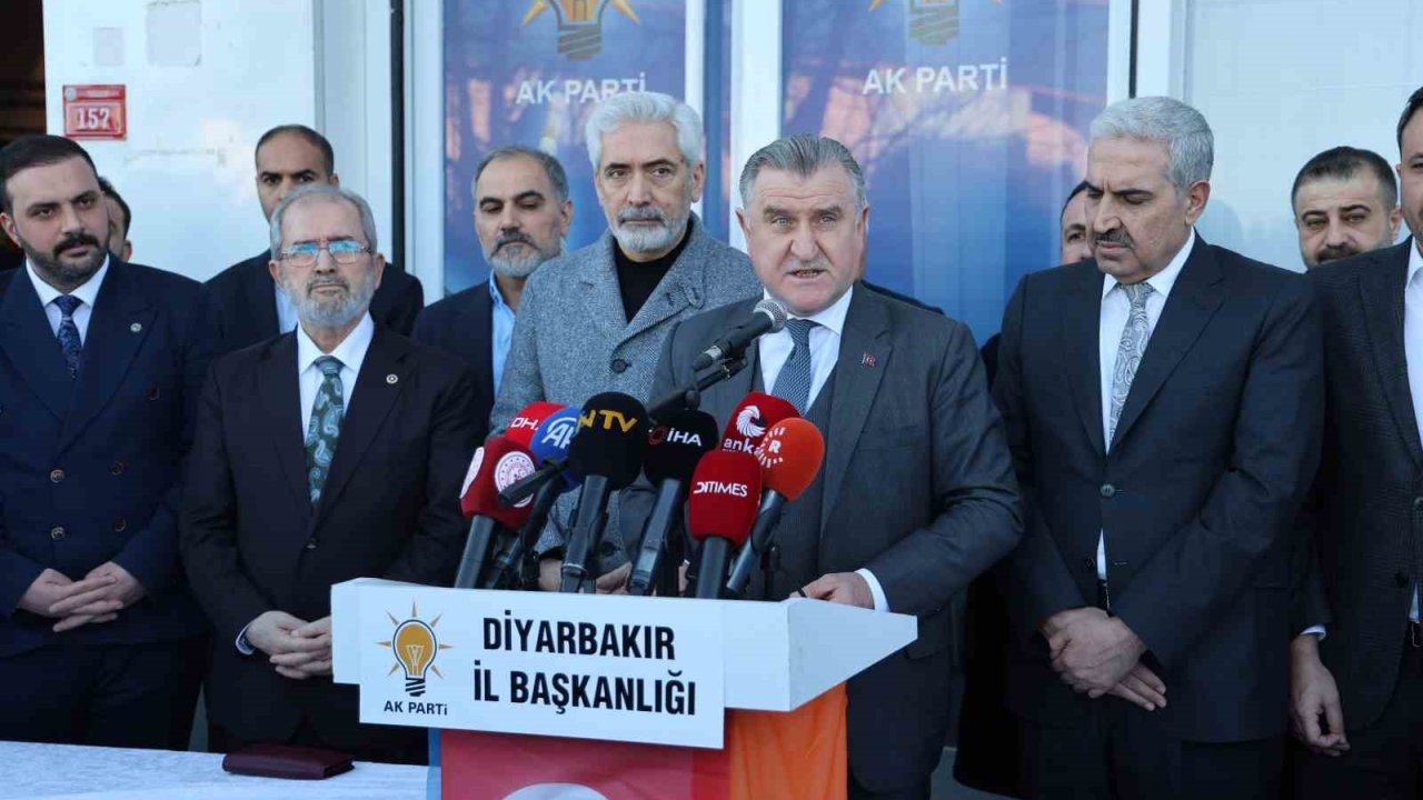 Bakan Bak: "Birileri gibi deprem turisti değiliz, sözümüzü yerine getirdik"