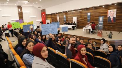 Bayburt’ta fikirler çarpıştı: Gençler sosyal medyayı masaya yatırdı!