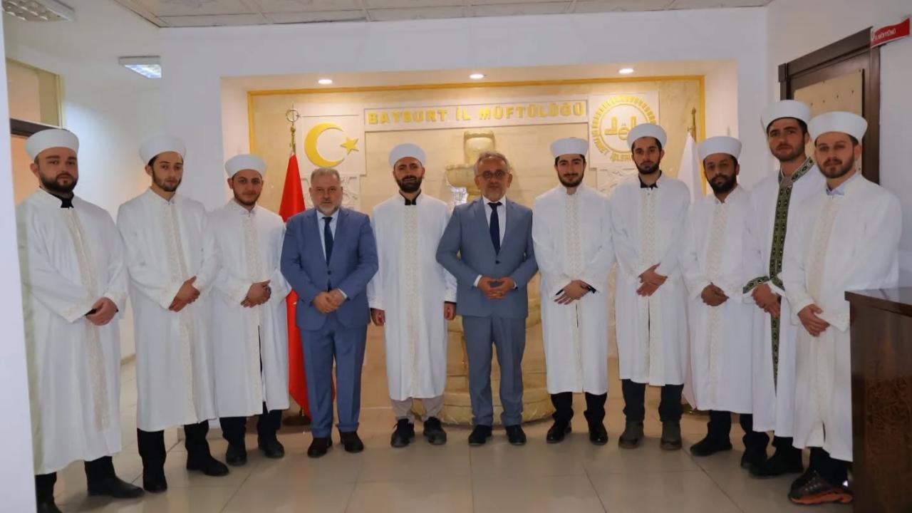 Bayburt’ta genç imamlar cübbe giydi