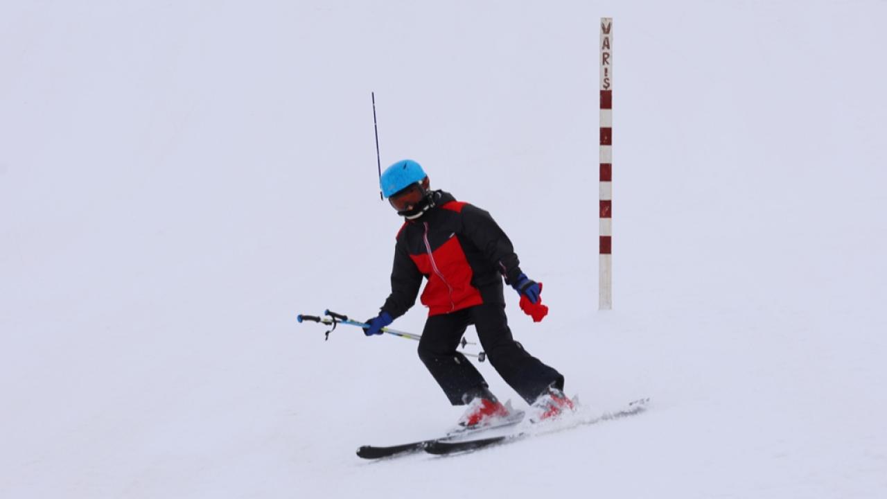 Kurtuluş Coşkusu Kop Dağı’nda zirve yaptı: Kayak yarışları nefes kesti!