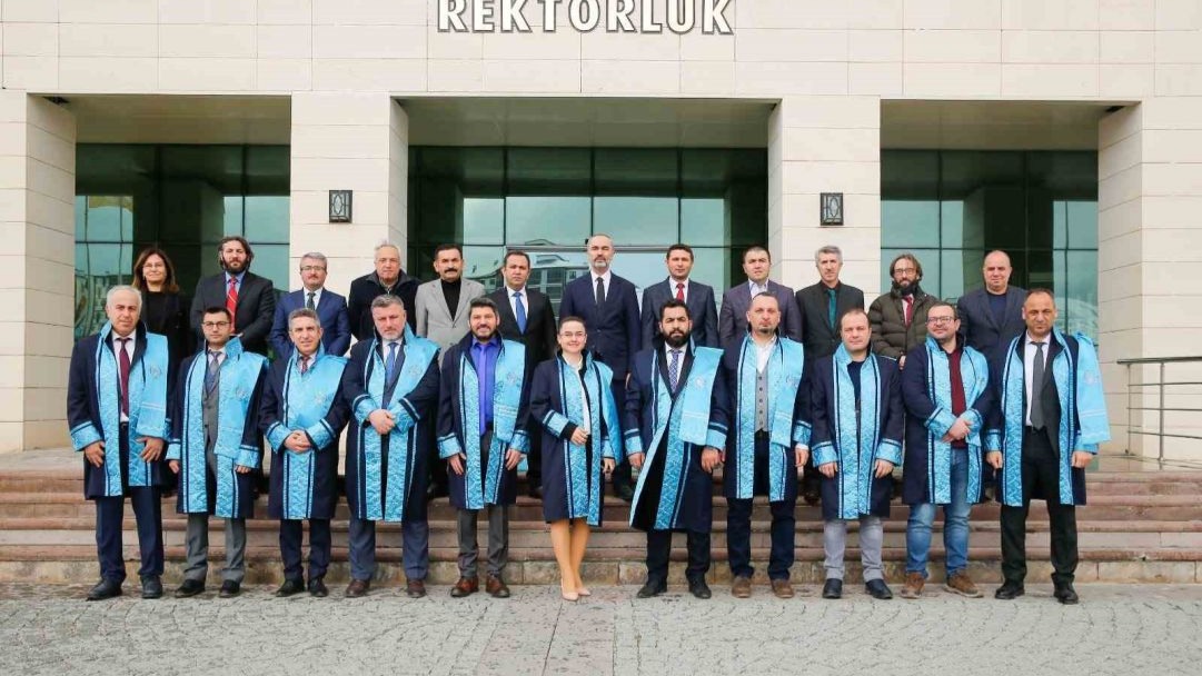 Üniversitede akademik yükselme sevinci