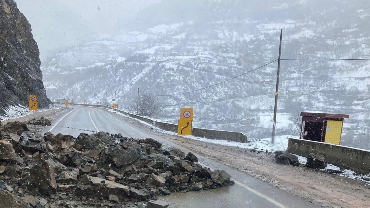 Gümüşhane’de heyelan karayolunu kapattı
