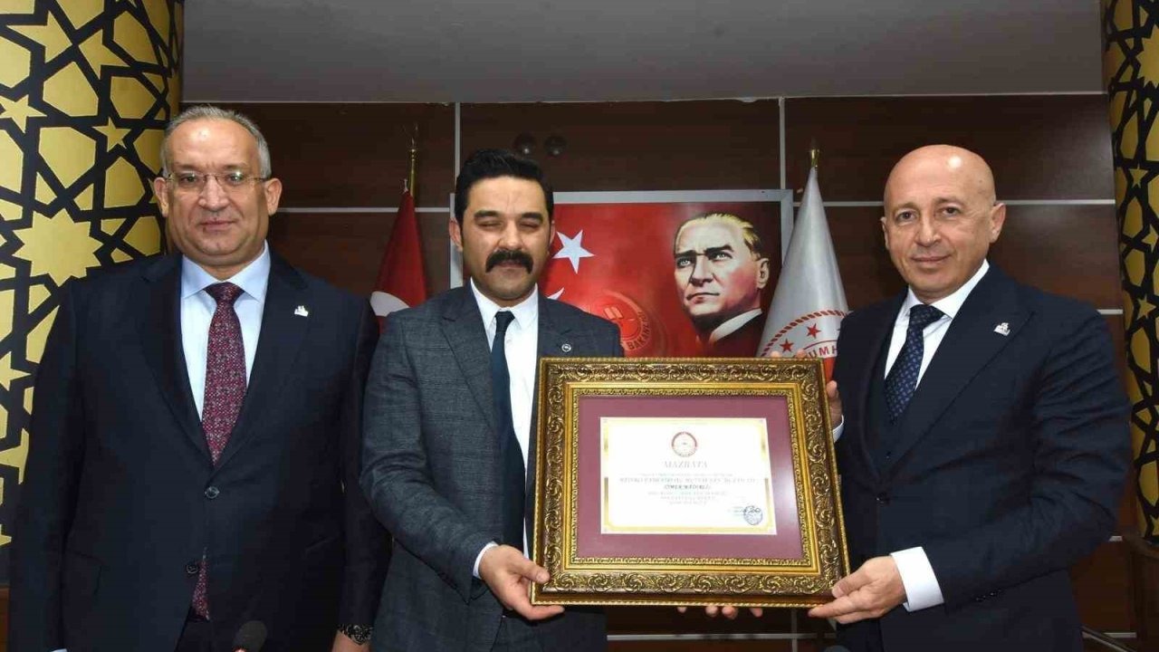Doğu Anadolu İhracatçılar Birliği Başkanı Ömer Madırlı, mazbatasını aldı