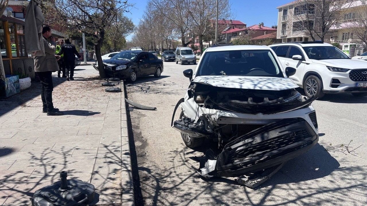 Erzincan’da trafik kazası: 3’ü çocuk 6 yaralı
